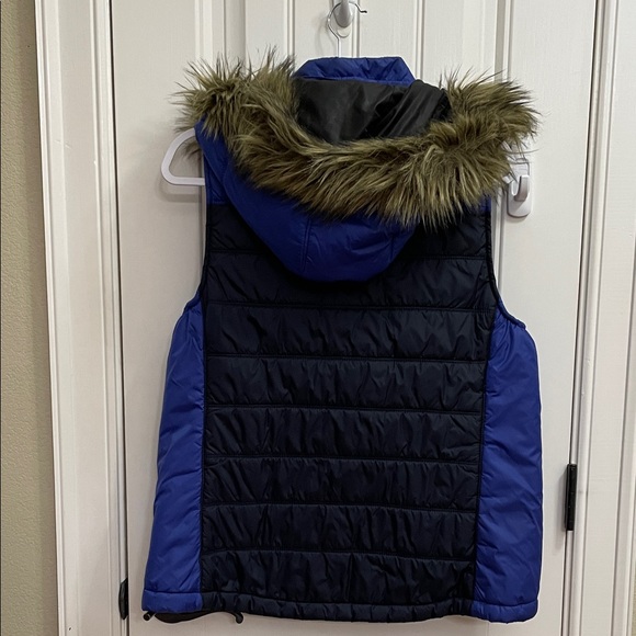 American Eagle Outfitters Navy and Blue Quilted Vest with Faux Fur Hood - Picture 6 of 8
